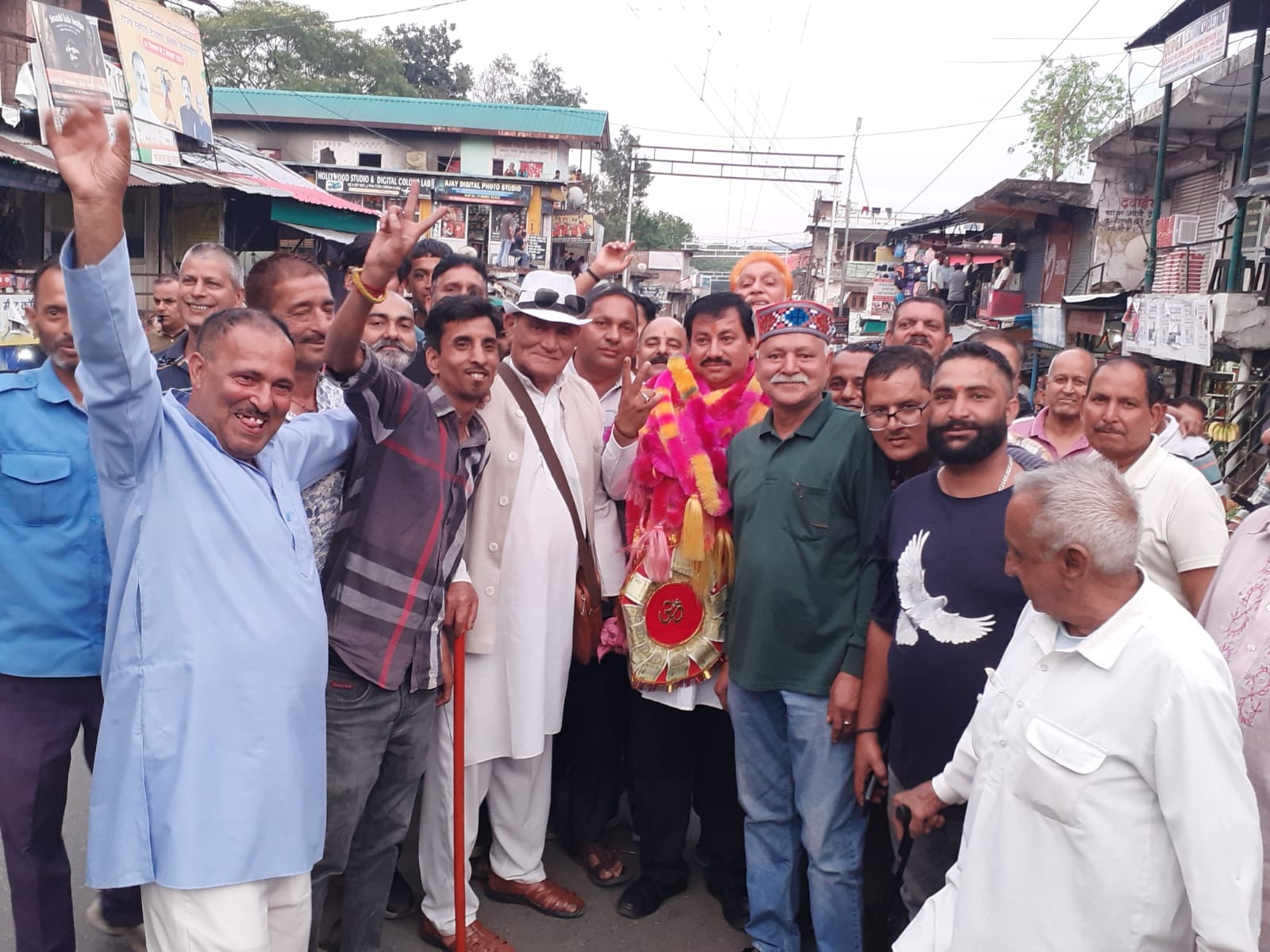 लंबागांव के द्रमण से बीडीसी सदस्य चुने गए ओमप्रकाश धीमान रैली निकालते। -स्रोत ः जागरूक पाठक