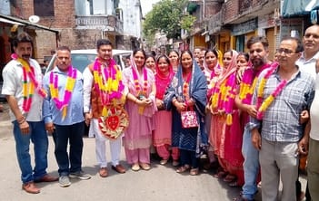 लंबागांव के द्रमण से बीडीसी सदस्य चुने गए ओमप्रकाश धीमान रैली निकालते। -स्रोत ः जागरूक पाठक