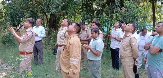 मोबाइल टावर पर बेटे संग चढ़ी महिला और नीचे खड़े लोग। - संवाद