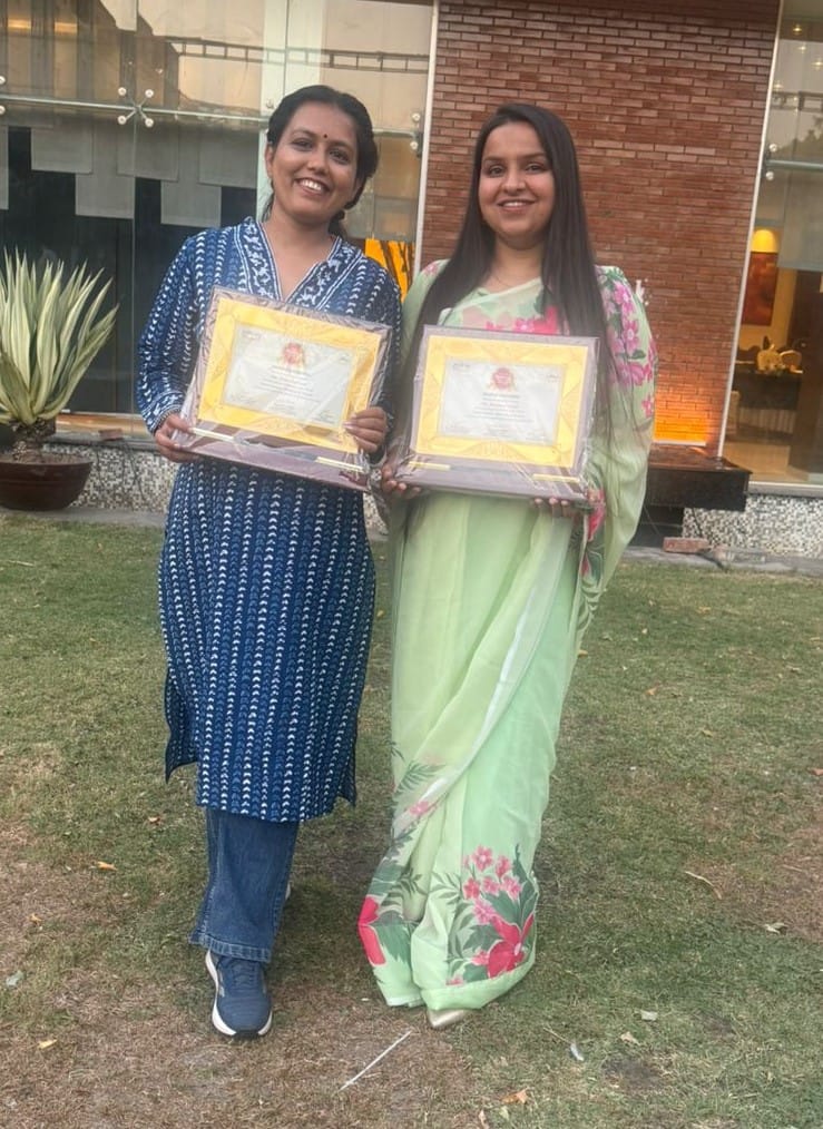 मधुरानी को वूमेन अचीवर अवार्ड्स से समानित करती कालका मेयर शक्ति रानी व अन्य। स्वयं मधुरानी को वूमेन अचीवर अवार्ड्स से समानित करती कालका मेयर शक्ति रानी व अन्य। स्वयं