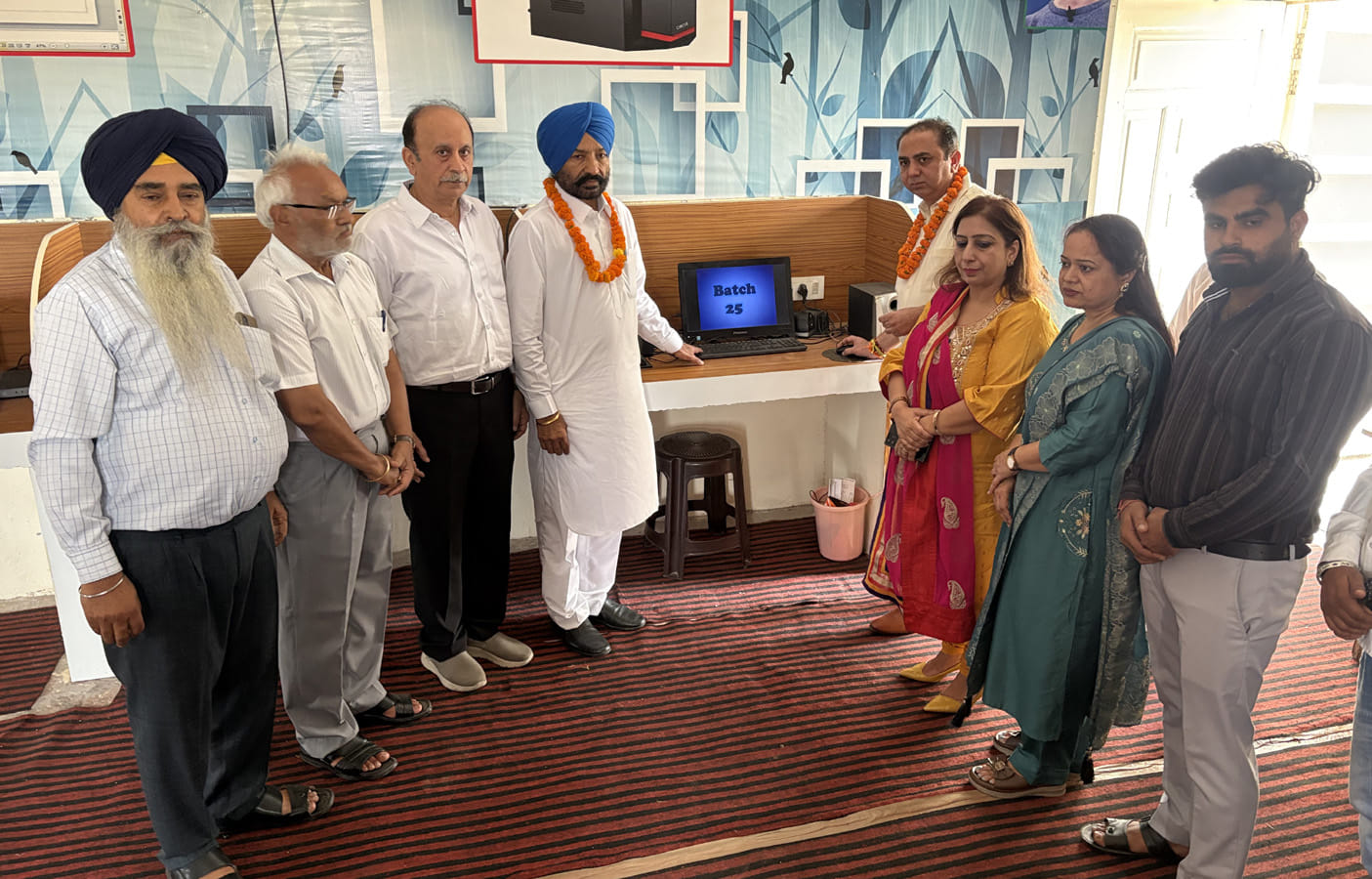 माऊस से क्लीक करके 25 वें कंप्यूटर सत्र का शुभारंभ करते हुए डॉ. अतुल चानना व जंग सिंह नंबरदार। 
