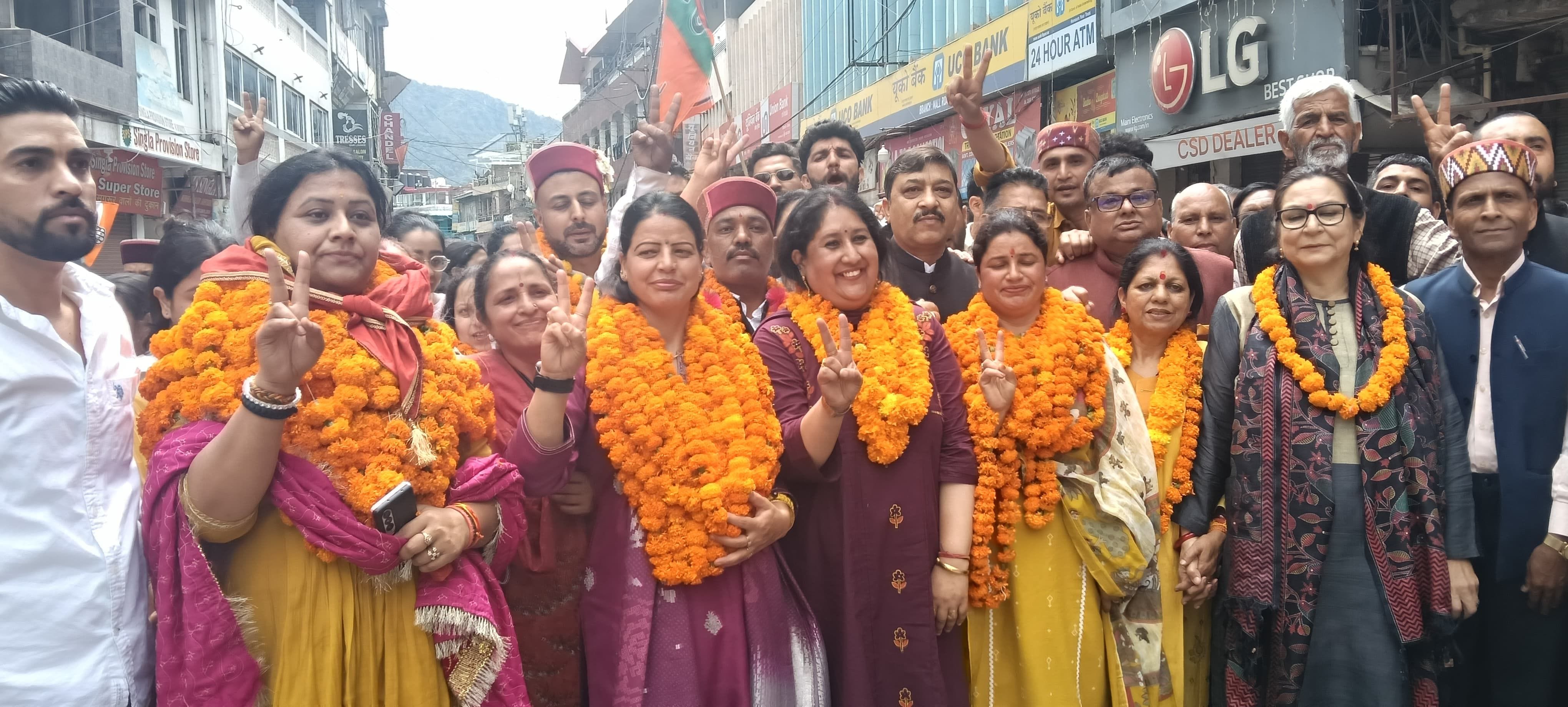 नगर निगम चुनाव में जीतने के बाद भावुक होती नवनिर्वाचित पार्षद। संवाद नगर निगम चुनाव में जीतने के बाद भावुक होती नवनिर्वाचित पार्षद। संवाद