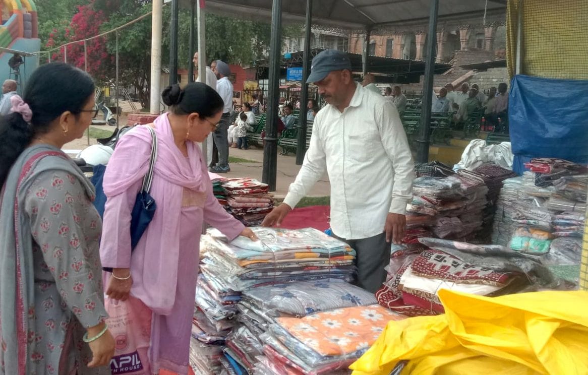 नाहन के चौगान मैदान में रिबनकाट कर समर फेस्टिवल का शुभारंभ करते जत्थेदार सरदार करनैल सिंह। संवा नाहन के चौगान मैदान में रिबनकाट कर समर फेस्टिवल का शुभारंभ करते जत्थेदार सरदार करनैल सिंह। संवा