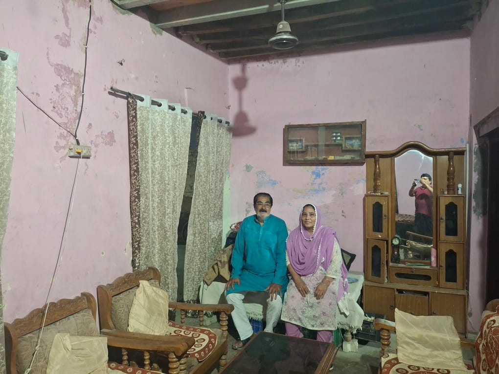 नई दिल्ली में प्रधानमंत्री आवास पर पूर्व प्रधानमंत्री मनमोहन सिंह से मुलाकात करते शायर मुजफ्फर नई दिल्ली में प्रधानमंत्री आवास पर पूर्व प्रधानमंत्री मनमोहन सिंह से मुलाकात करते शायर मुजफ्फर