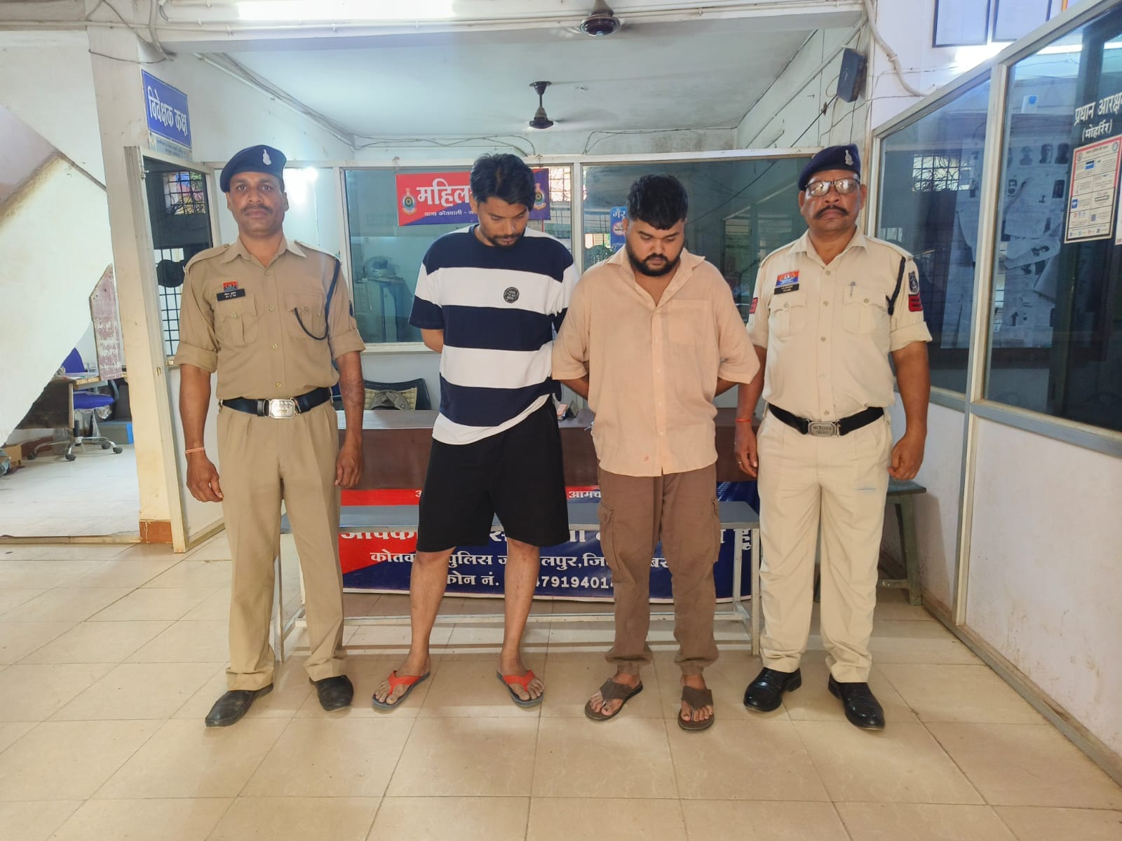 पुलिस हिरासत में आरोपी पुलिस हिरासत में आरोपी