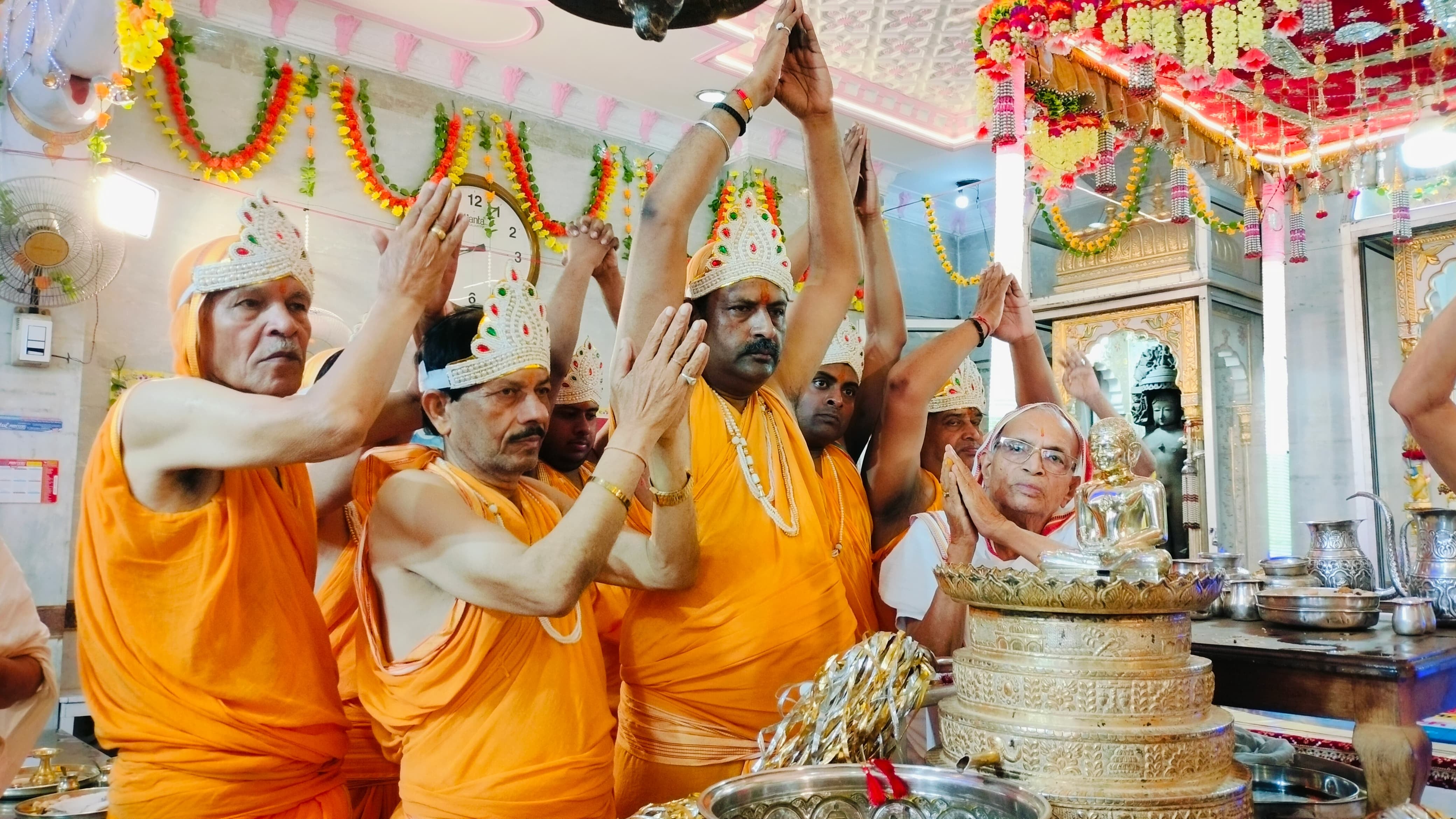 प्राचीन दिगंबर जैन बड़े मंदिर में पूजा अर्चना करते श्रद्धालु स्रोत संवाद प्राचीन दिगंबर जैन बड़े मंदिर में पूजा अर्चना करते श्रद्धालु स्रोत संवाद