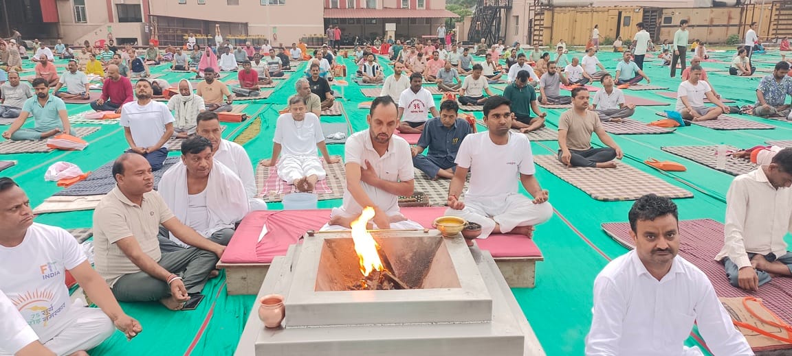 पतंजलि योगपीठ योगाभ्यास के दौरान हवन यज्ञ में आहुति डालते हुए पतंजलि मीडिया प्रभारी गुरमीत सीड़ पतंजलि योगपीठ योगाभ्यास के दौरान हवन यज्ञ में आहुति डालते हुए पतंजलि मीडिया प्रभारी गुरमीत सीड़