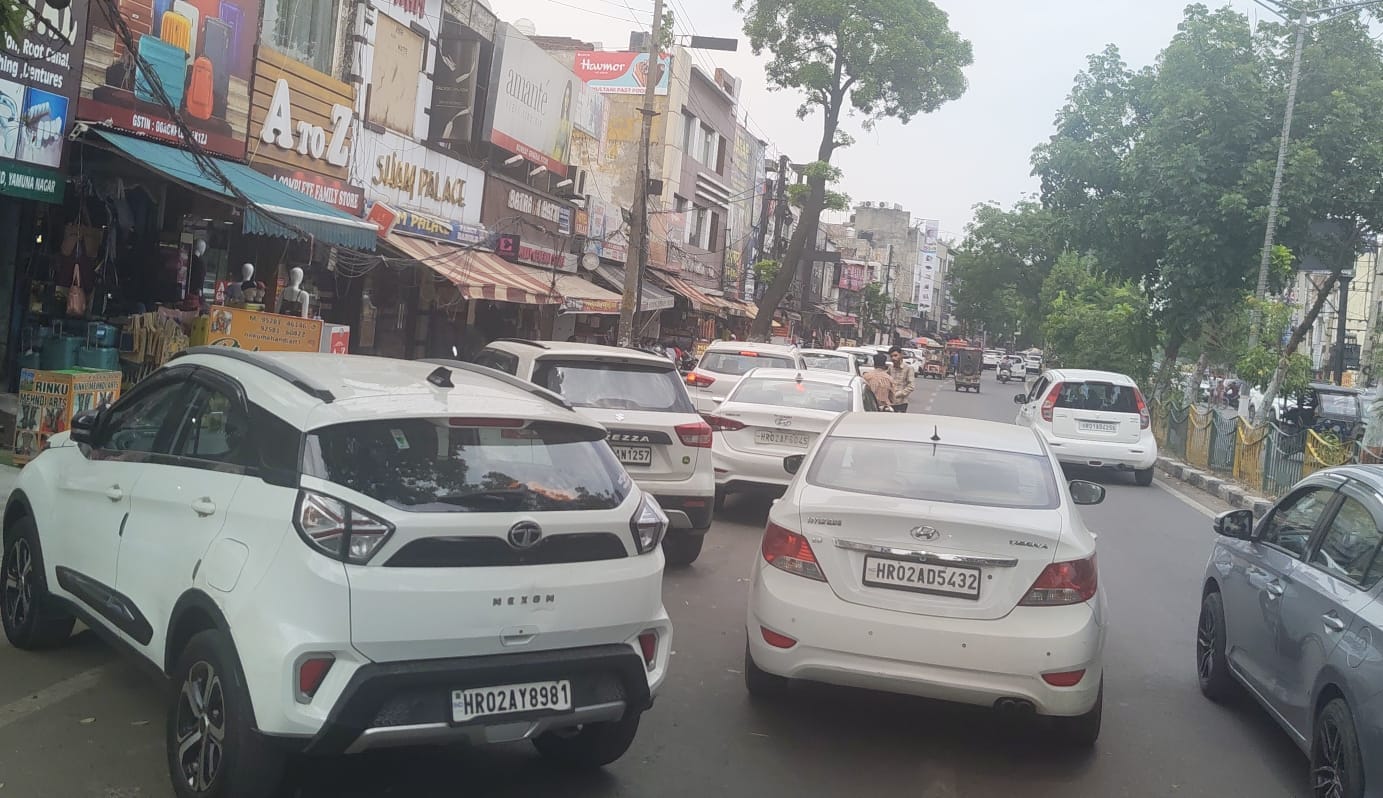 रेलवे रोड पर नगर निगम कार्यलय के बाहर खडी रेहड़ी। संवाद