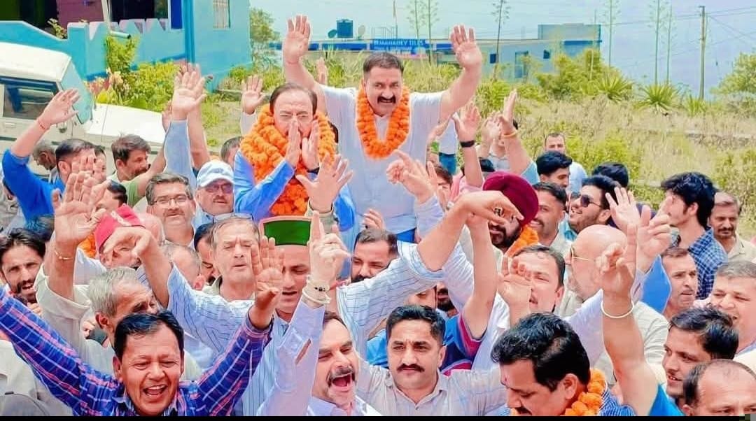 संगड़ाह में जिला परिषद चुनाव में विजयी उम्मीदवार समर्थकों के साथ। संवाद संगड़ाह में जिला परिषद चुनाव में विजयी उम्मीदवार समर्थकों के साथ। संवाद