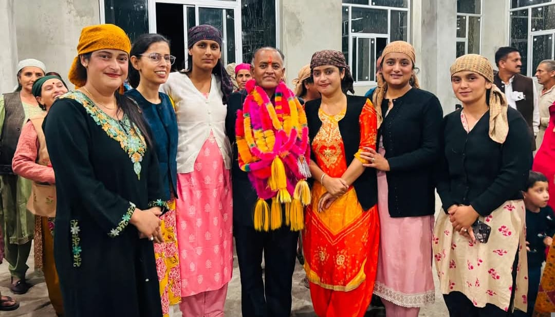 संगड़ाह में जिला परिषद चुनाव में विजयी उम्मीदवार समर्थकों के साथ। संवाद संगड़ाह में जिला परिषद चुनाव में विजयी उम्मीदवार समर्थकों के साथ। संवाद