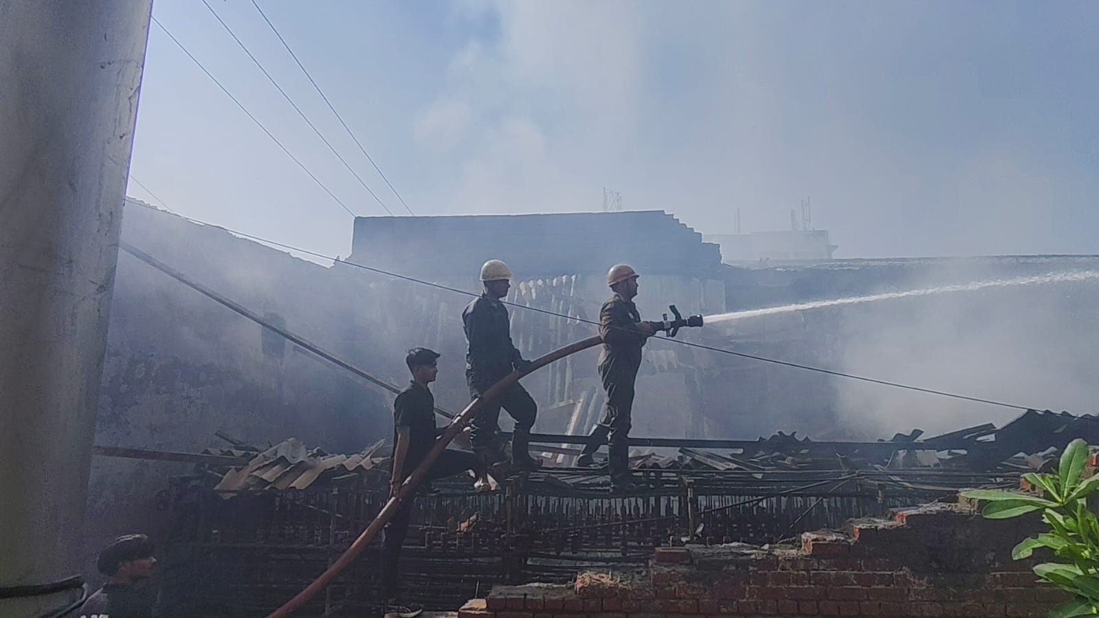 साहिबाबाद स्थित जरी फैक्टरी में लगी भीषण आग। अमर उजाला साहिबाबाद स्थित जरी फैक्टरी में लगी भीषण आग। अमर उजाला