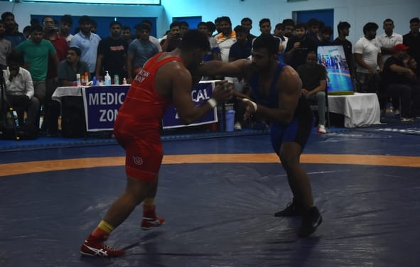 साई सेंटर में एशिया खेलों के लिए भारतीय पुरूष कुश्ती टीम के ट्रायल्स में भिड़ते खिलाड़ी। साई सेंटर में एशिया खेलों के लिए भारतीय पुरूष कुश्ती टीम के ट्रायल्स में भिड़ते खिलाड़ी।