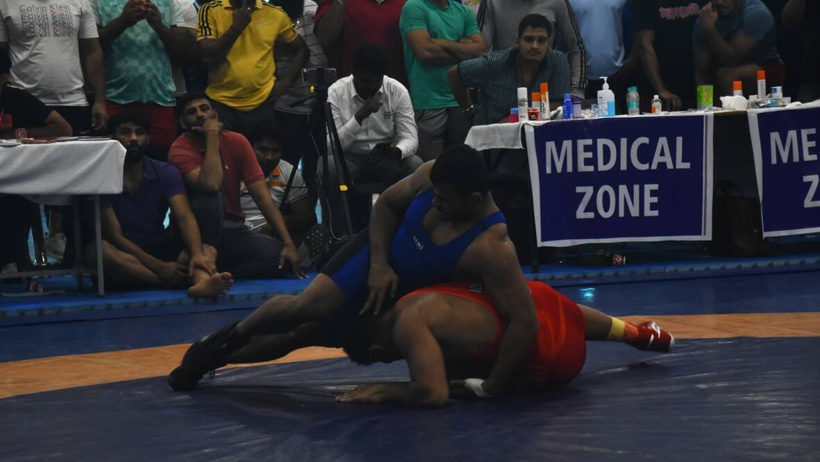 साई सेंटर में एशिया खेलों के लिए भारतीय पुरूष कुश्ती टीम के ट्रायल्स में भिड़ते खिलाड़ी। साई सेंटर में एशिया खेलों के लिए भारतीय पुरूष कुश्ती टीम के ट्रायल्स में भिड़ते खिलाड़ी।