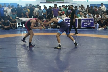 साई सेंटर में एशिया खेलों के लिए भारतीय पुरूष कुश्ती टीम के ट्रायल्स में भिड़ते खिलाड़ी। साई सेंटर में एशिया खेलों के लिए भारतीय पुरूष कुश्ती टीम के ट्रायल्स में भिड़ते खिलाड़ी।