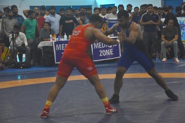 साई सेंटर में एशिया खेलों के लिए भारतीय पुरूष कुश्ती टीम के ट्रायल्स में भिड़ते खिलाड़ी। साई सेंटर में एशिया खेलों के लिए भारतीय पुरूष कुश्ती टीम के ट्रायल्स में भिड़ते खिलाड़ी।