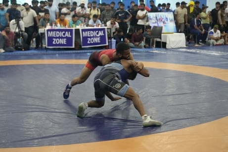 साई सेंटर में एशिया खेलों के लिए भारतीय पुरूष कुश्ती टीम के ट्रायल्स में भिड़ते खिलाड़ी। साई सेंटर में एशिया खेलों के लिए भारतीय पुरूष कुश्ती टीम के ट्रायल्स में भिड़ते खिलाड़ी।
