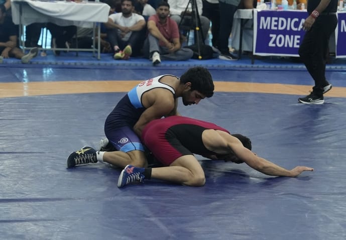 साई सेंटर में एशिया खेलों के लिए भारतीय पुरूष कुश्ती टीम के ट्रायल्स में भिड़ते खिलाड़ी। साई सेंटर में एशिया खेलों के लिए भारतीय पुरूष कुश्ती टीम के ट्रायल्स में भिड़ते खिलाड़ी।