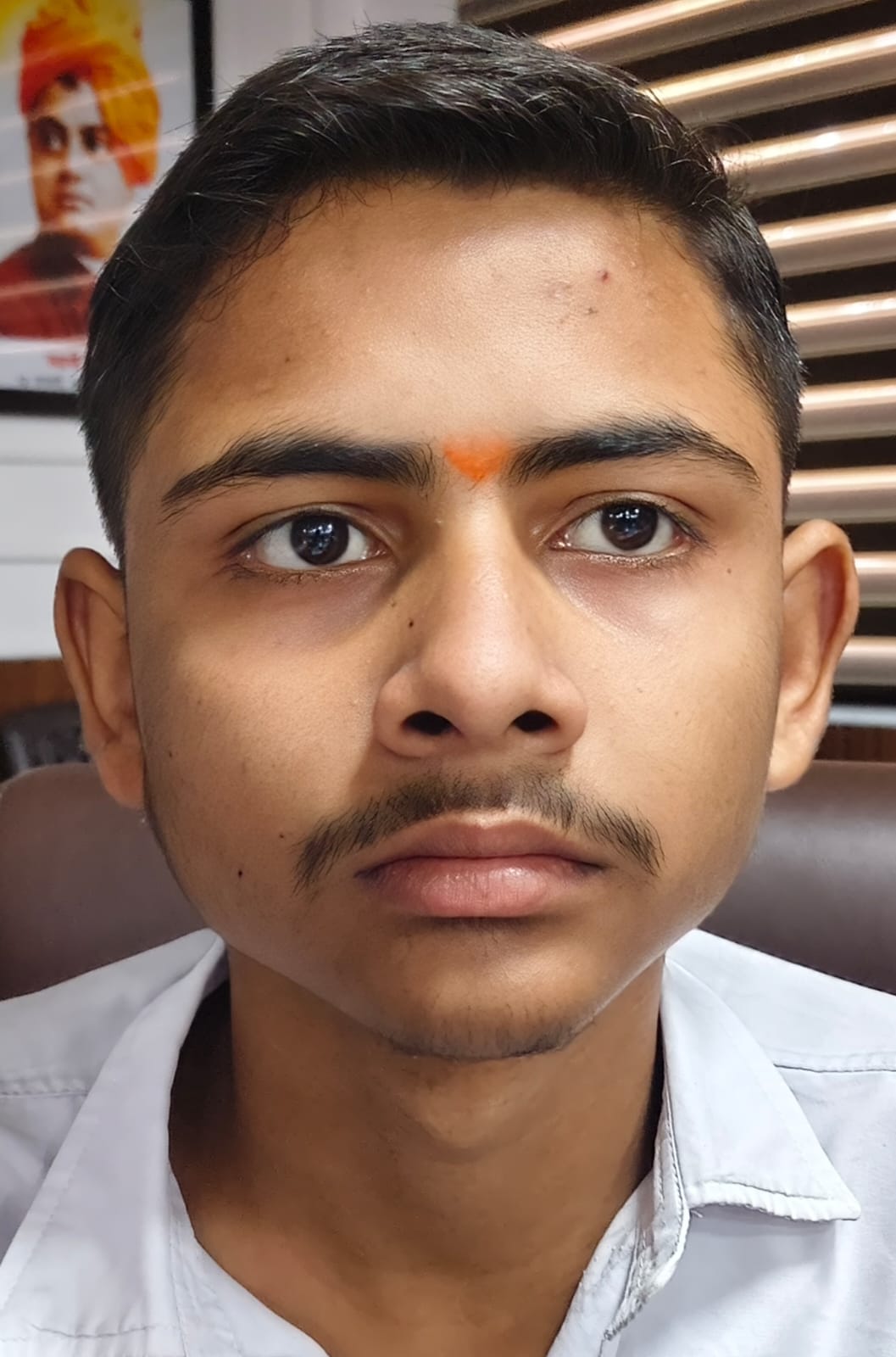 सम्मान समारोह के दौरान मौजूद हाईस्कूल के टॉपर, साथ में डीएम, सीडीओ, डीआईओएस व विधायक-संवाद