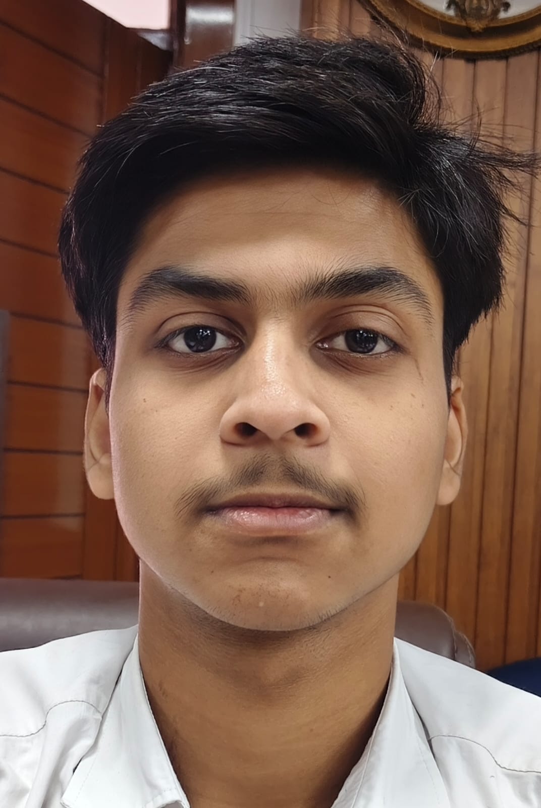 सम्मान समारोह के दौरान मौजूद हाईस्कूल के टॉपर, साथ में डीएम, सीडीओ, डीआईओएस व विधायक-संवाद