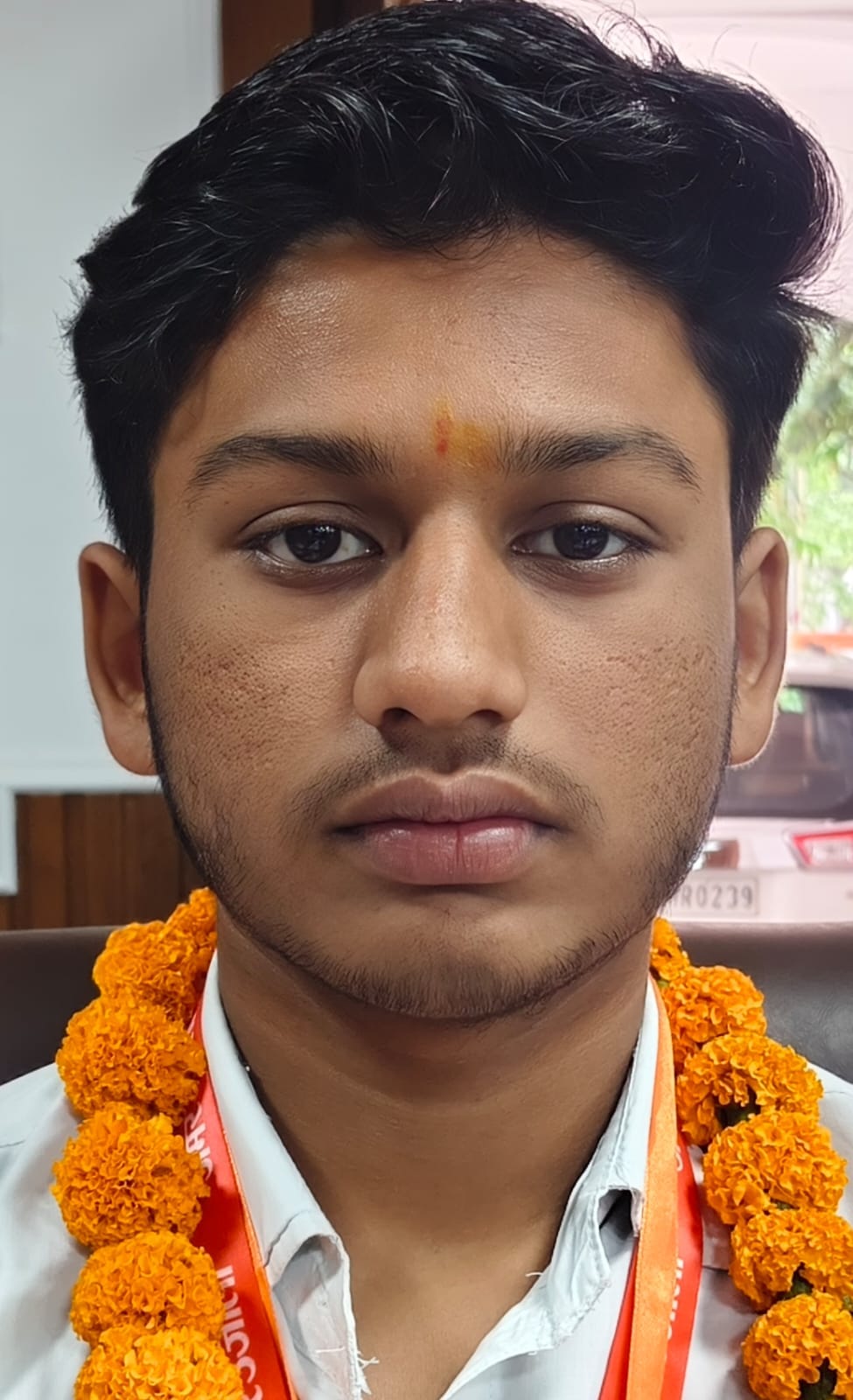 सम्मान समारोह के दौरान मौजूद हाईस्कूल के टॉपर, साथ में डीएम, सीडीओ, डीआईओएस व विधायक-संवाद