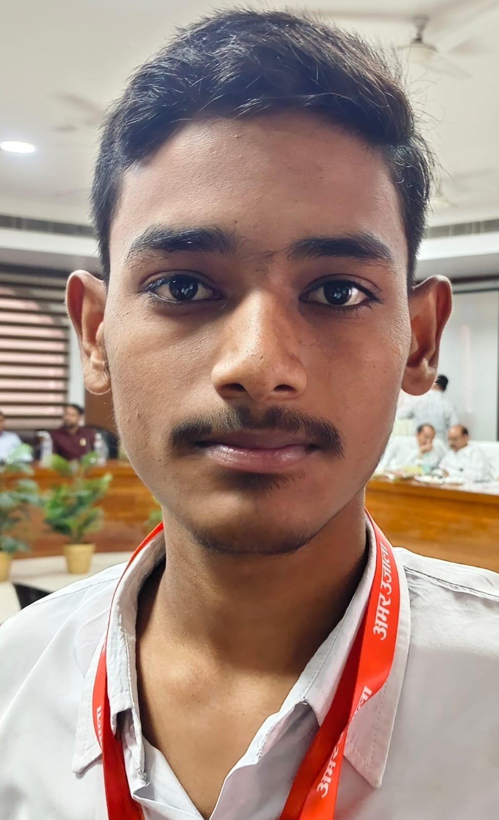 सम्मान समारोह के दौरान मौजूद हाईस्कूल के टॉपर, साथ में डीएम, सीडीओ, डीआईओएस व विधायक-संवाद