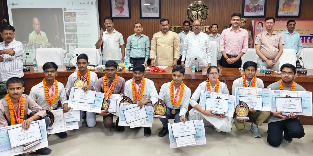 सम्मान समारोह के दौरान मौजूद हाईस्कूल के टॉपर, साथ में डीएम, सीडीओ, डीआईओएस व विधायक-संवाद