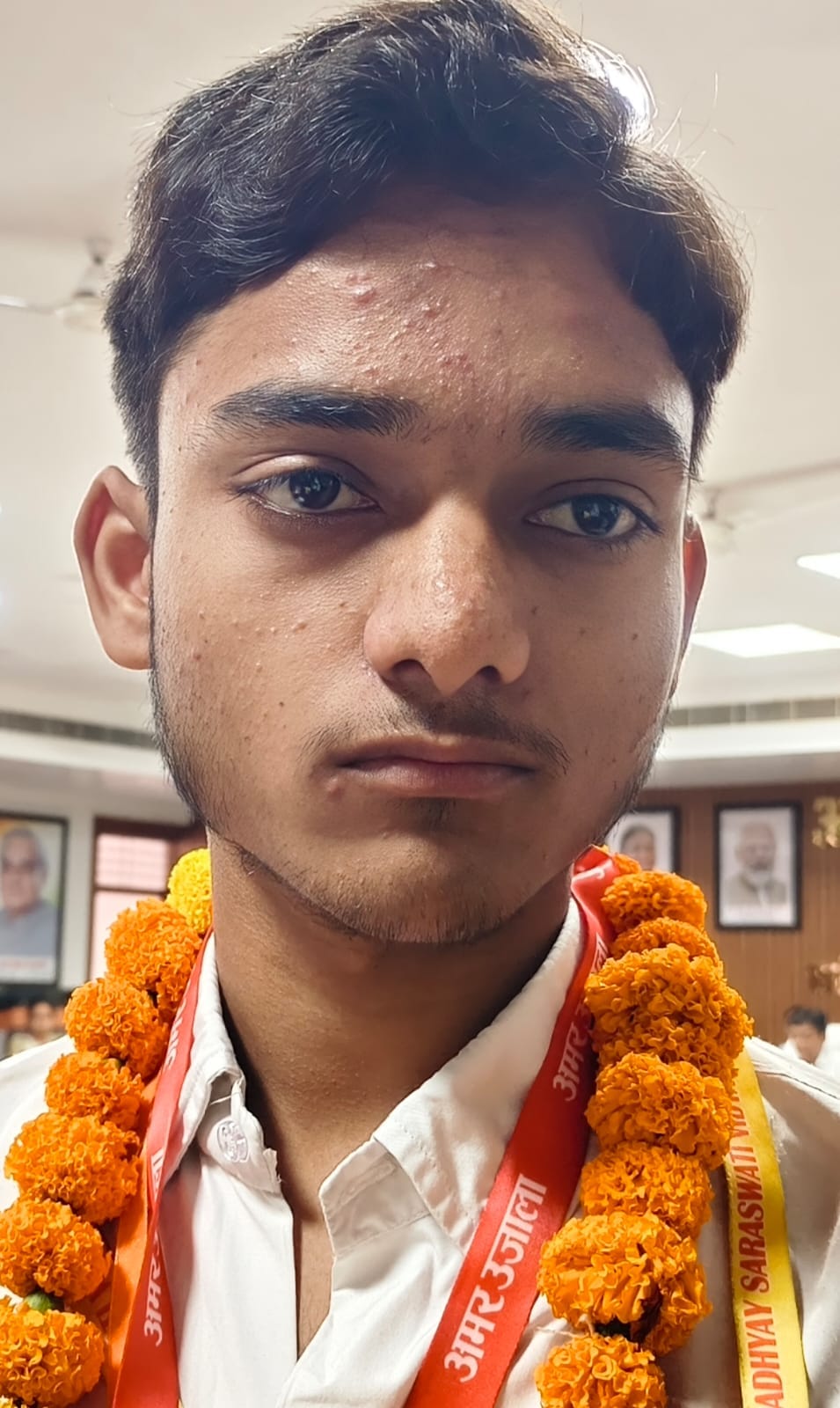 सम्मान समारोह के दौरान मौजूद हाईस्कूल के टॉपर, साथ में डीएम, सीडीओ, डीआईओएस व विधायक-संवाद