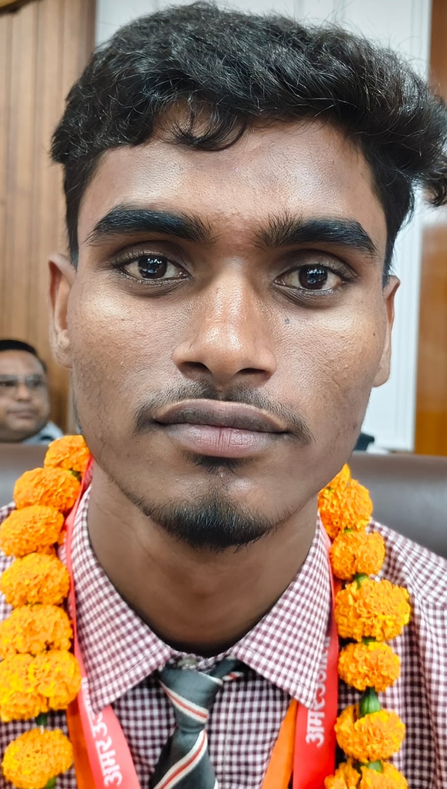 सम्मान समारोह के दौरान मौजूद हाईस्कूल के टॉपर, साथ में डीएम, सीडीओ, डीआईओएस व विधायक-संवाद