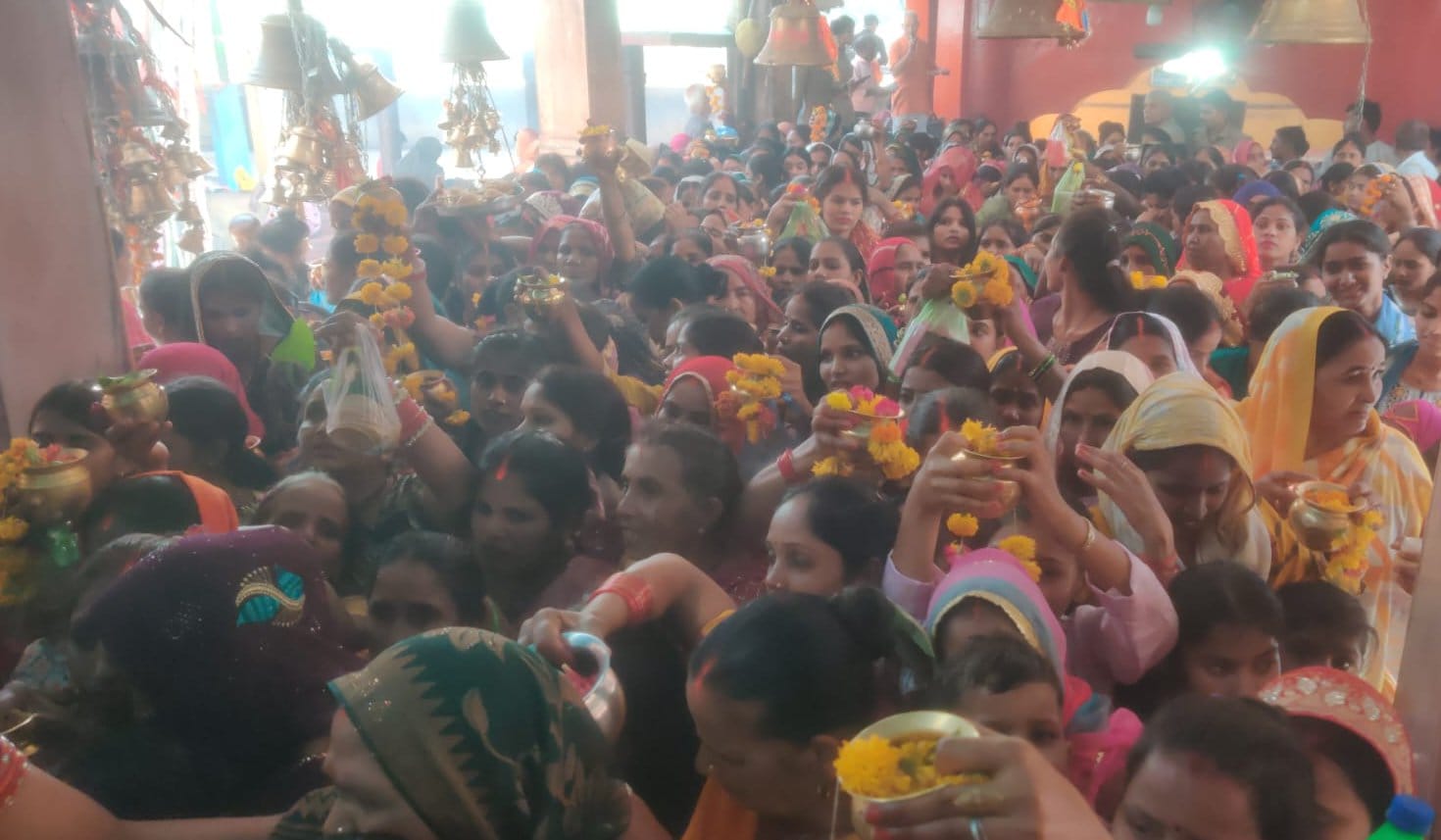 सोमवार को बाबा घुइसरनाथ धाम में जलाभिषेक करते श्रद्धालु। संवाद