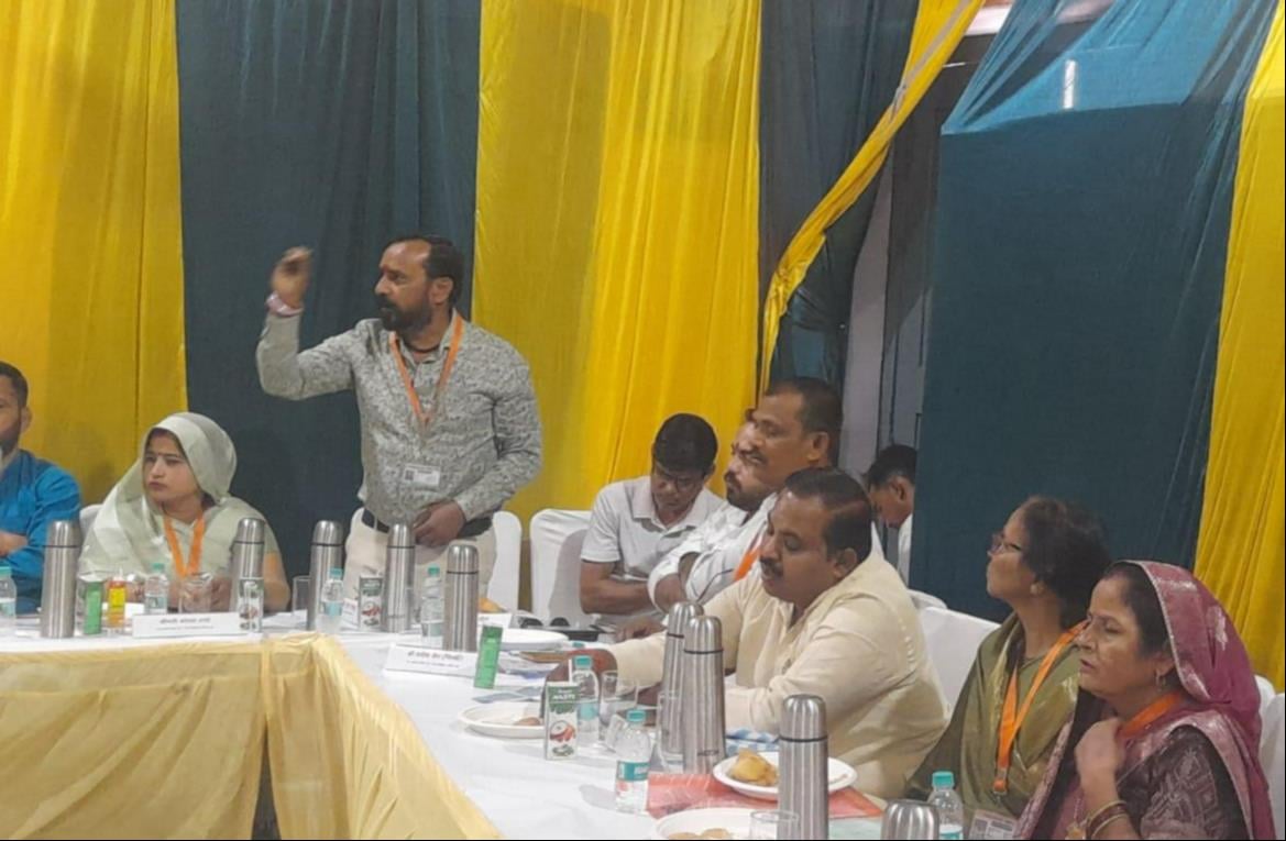 सोमवार को हुई नगर पालिका की बोर्ड बैठक में सभासदों के सवालों के जबाव देती पालिकाध्यक्ष सुधा गुप