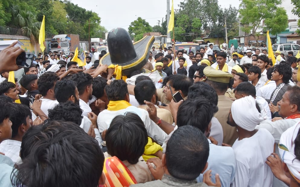 सर्किट हाउस रोड पर शोभायात्रा रोकने के बाद पुलिस के खिलाफ विरोध-प्रदर्शन करते पदाधिकारी व कार