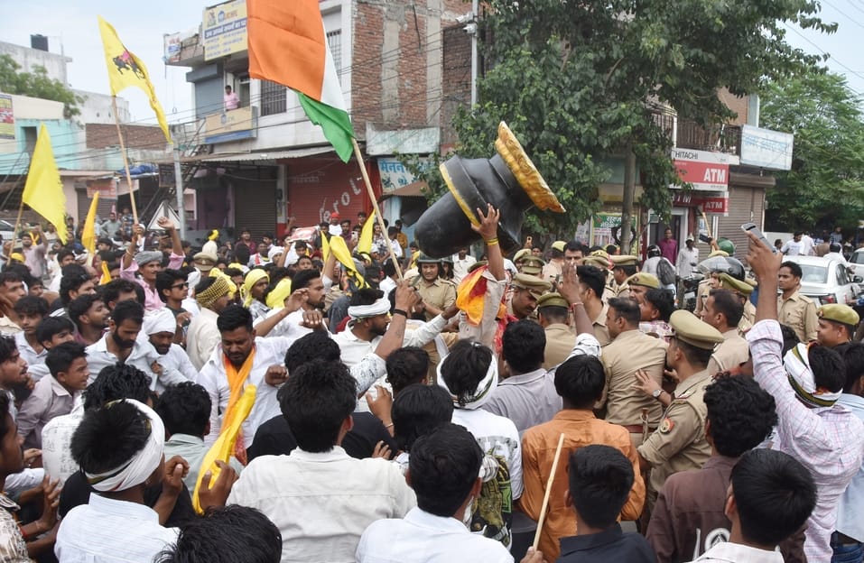 सर्किट हाउस रोड पर शोभायात्रा रोकने के बाद पुलिस के खिलाफ विरोध-प्रदर्शन करते पदाधिकारी व कार