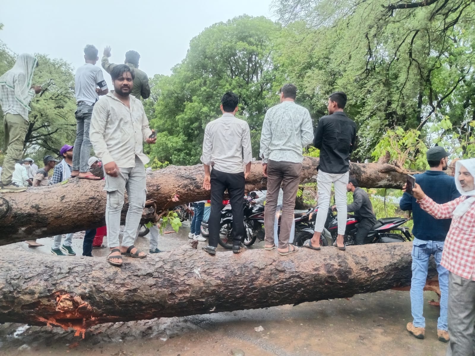 सड़कों पर भरा पानी सड़कों पर भरा पानी