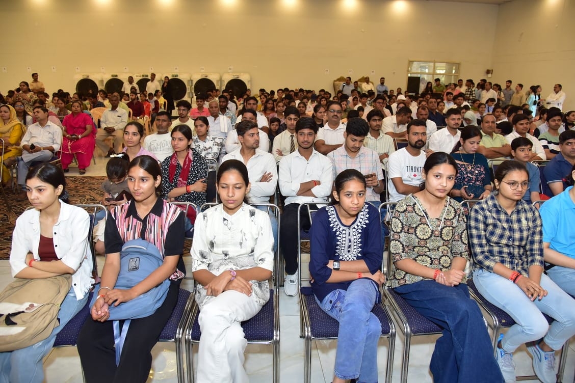 शहर के एमएस फार्म सभागार में अमर उजाला भविष्य ज्योति समारोह में मौजूद मेधावी छात्र-छात्राएं व अ शहर के एमएस फार्म सभागार में अमर उजाला भविष्य ज्योति समारोह में मौजूद मेधावी छात्र-छात्राएं व अ