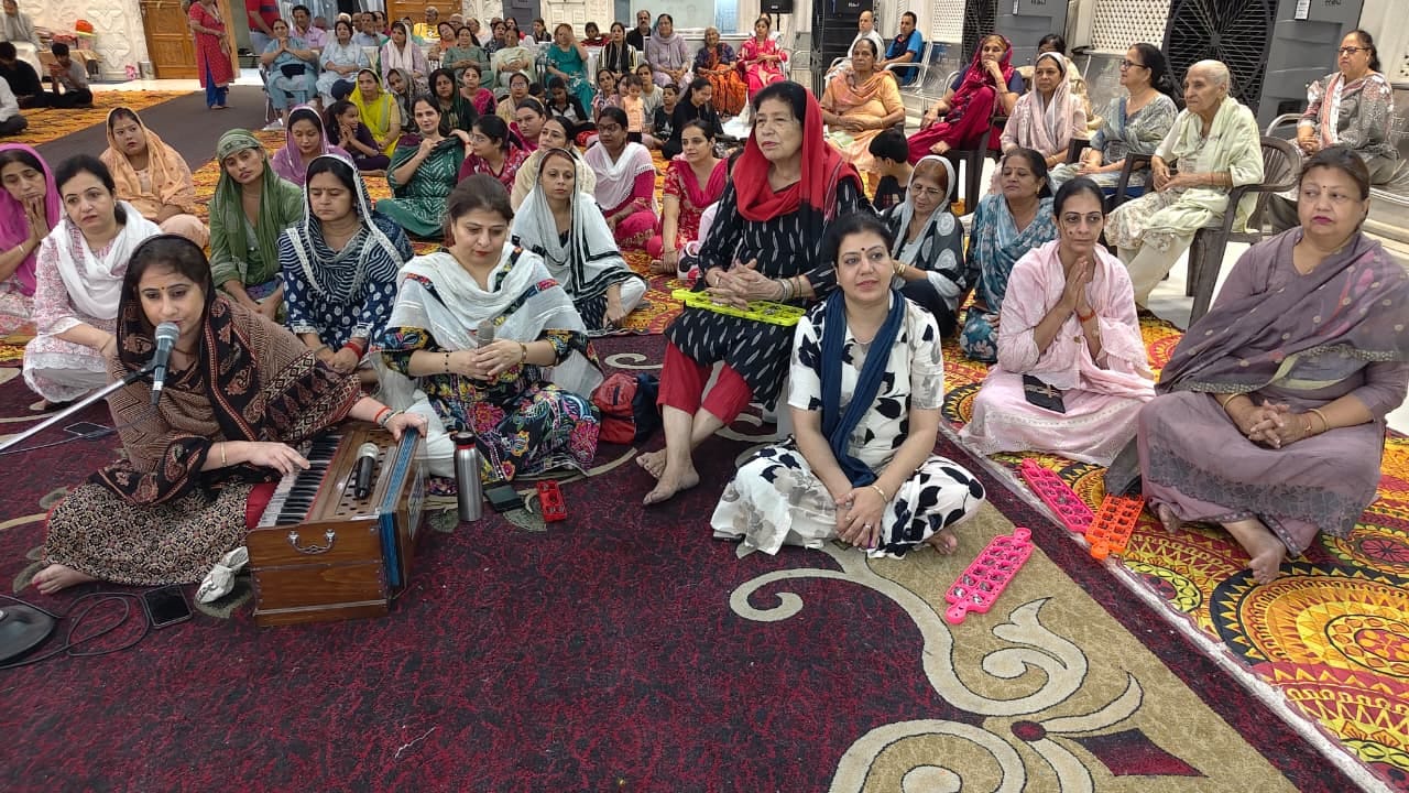 श्री सनातन धर्म मंदिर में भजन-कीर्तन करती महिलाएं। स्रोत : सभा