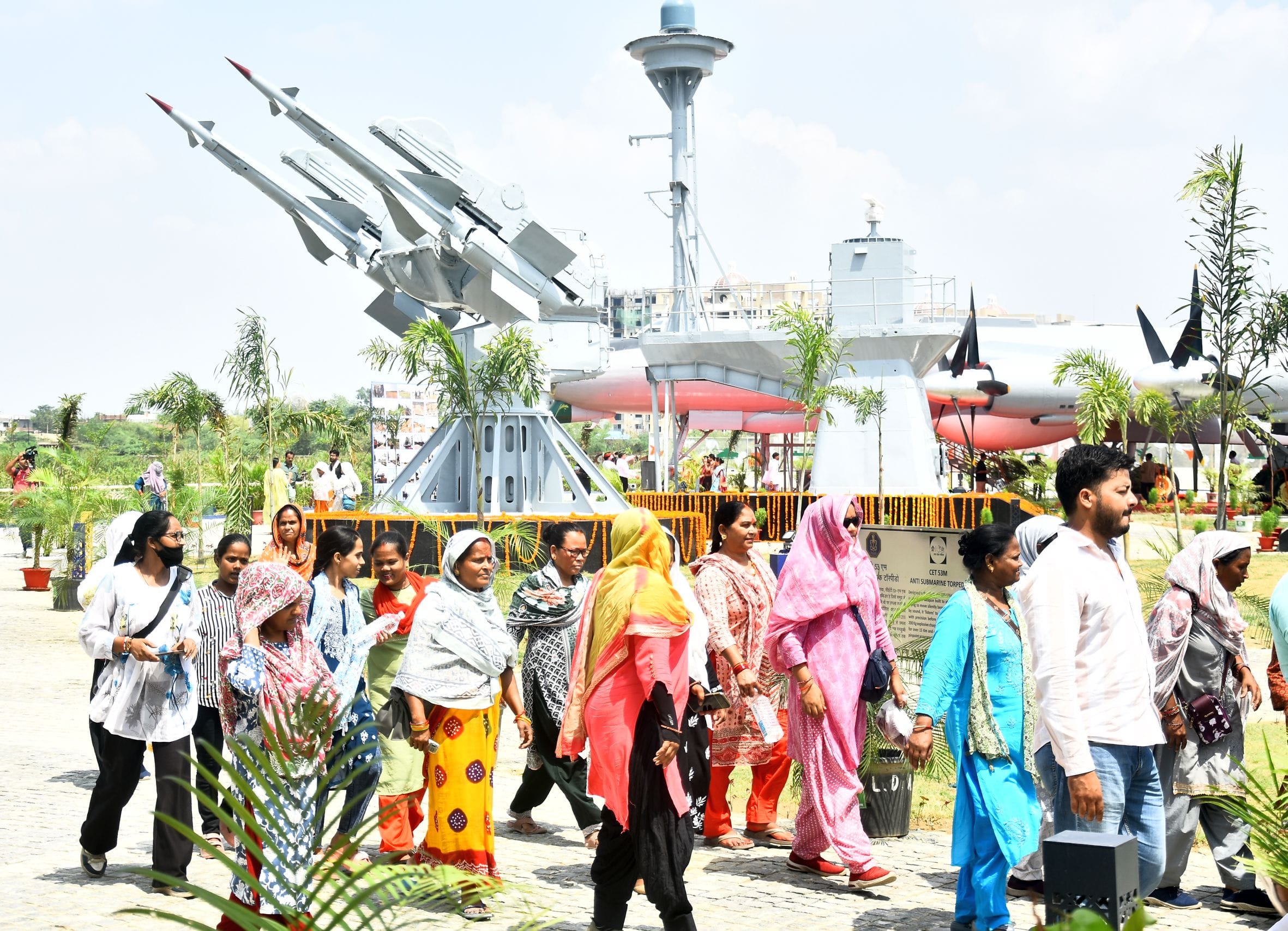  शौर्य वाटिका के गेट पर चस्पा नोटिस्।