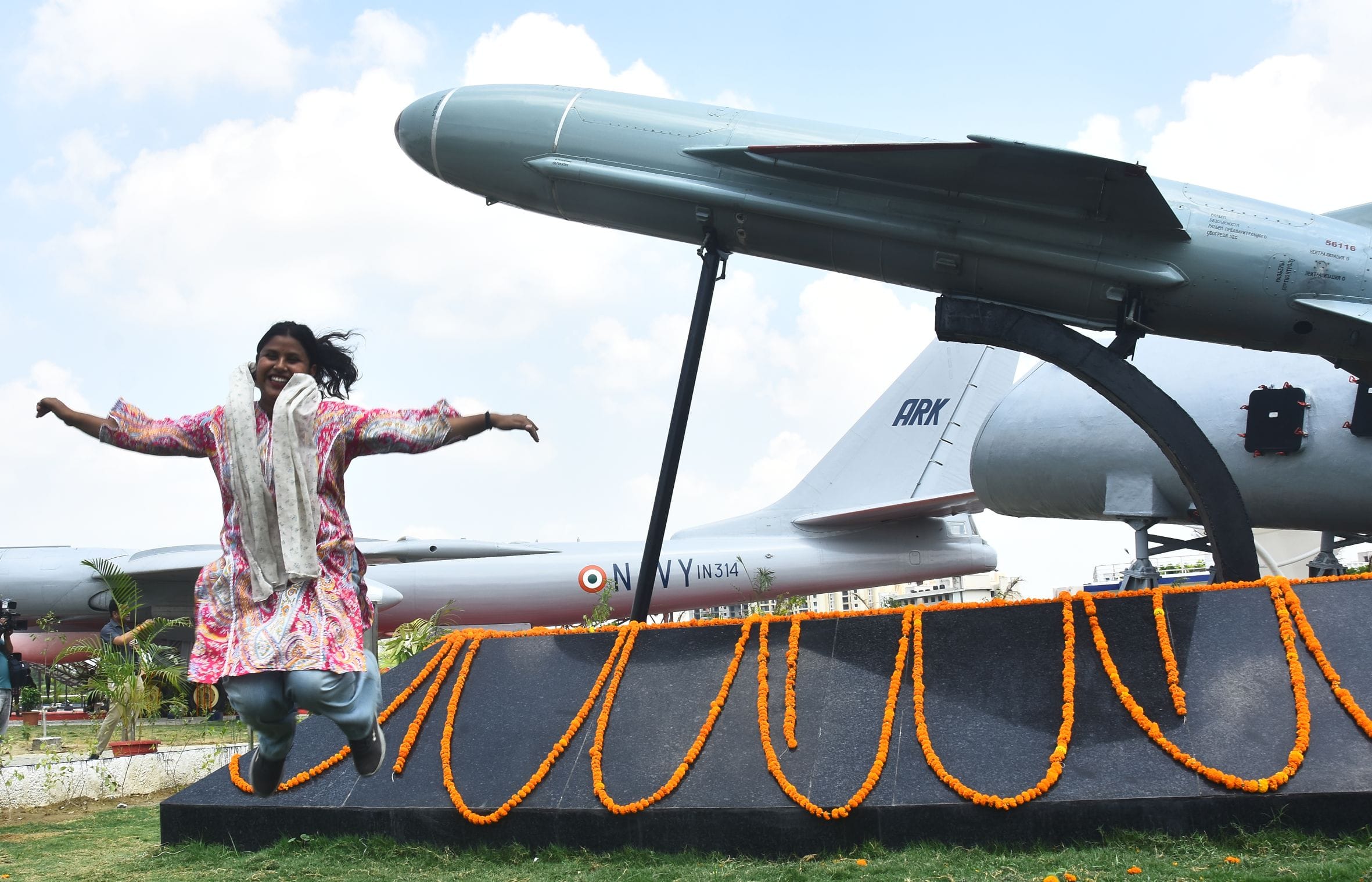  शौर्य वाटिका के गेट पर चस्पा नोटिस्।