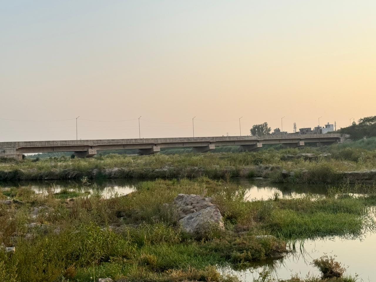 टांगरी नदी किनारे सरसेहड़ी-चंदपुरा तक अधूरा पड़ा बांध। प्रवक्ता