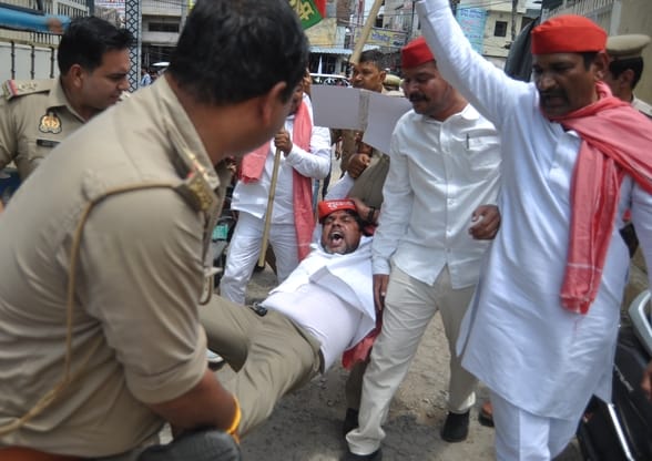 तहसील चौराहे पर तांगे में बैठकर प्रदर्शन करती सपा की महिला कार्यकर्ता।संवाद