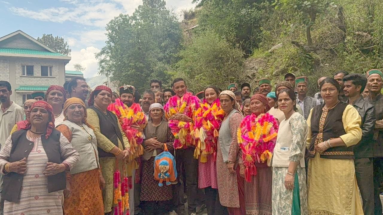 तकलेच में नव निर्वाचित जिला परिषद सदस्य रॉनी राणा का स्वागत करते ग्रामीण। संवाद तकलेच में नव निर्वाचित जिला परिषद सदस्य रॉनी राणा का स्वागत करते ग्रामीण। संवाद