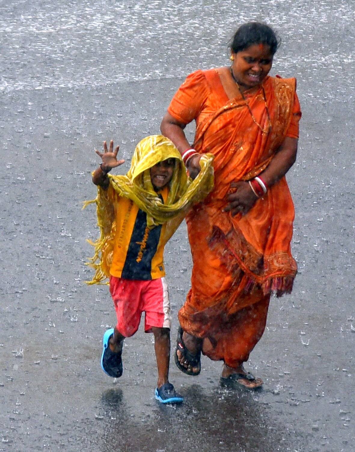 तस्वीरों में देखिए रविवार को राजधानी में आंधी, बारिश, जलभराव और मौज-मस्ती के नजारे। तस्वीरों में देखिए रविवार को राजधानी में आंधी, बारिश, जलभराव और मौज-मस्ती के नजारे।