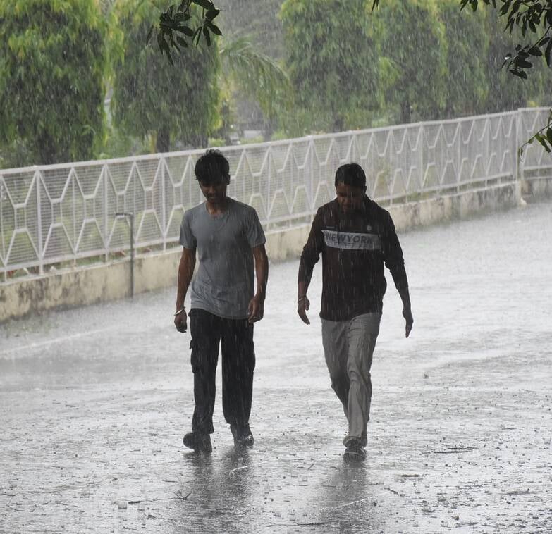 तस्वीरों में देखिए रविवार को राजधानी में आंधी, बारिश, जलभराव और मौज-मस्ती के नजारे। तस्वीरों में देखिए रविवार को राजधानी में आंधी, बारिश, जलभराव और मौज-मस्ती के नजारे।