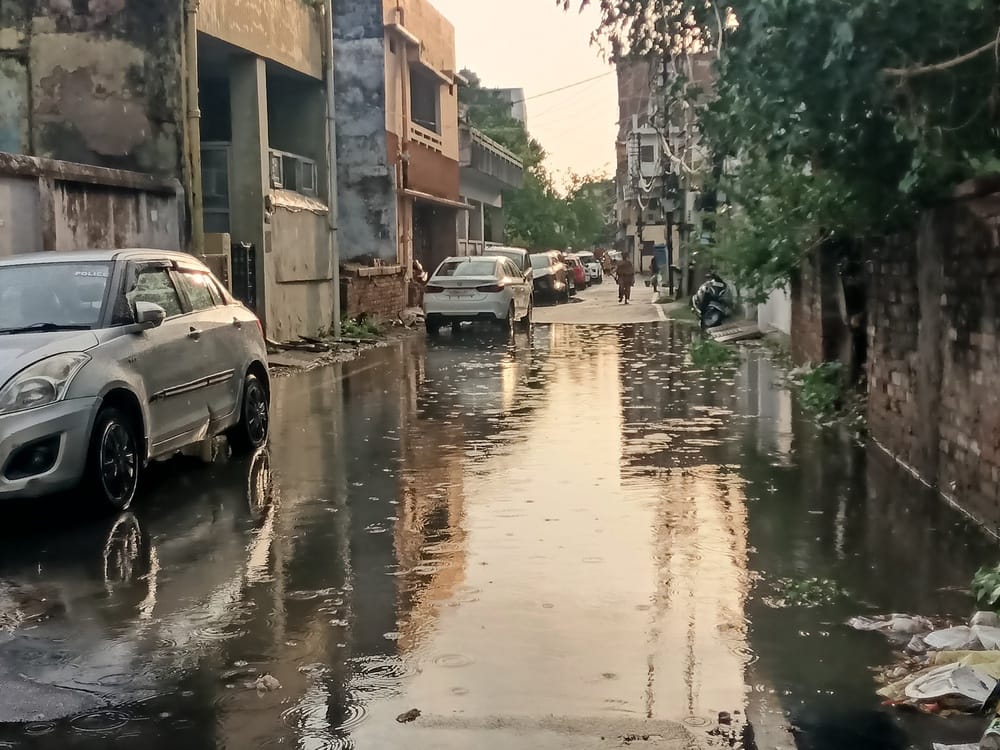 तस्वीरों में देखिए रविवार को राजधानी में आंधी, बारिश, जलभराव और मौज-मस्ती के नजारे। तस्वीरों में देखिए रविवार को राजधानी में आंधी, बारिश, जलभराव और मौज-मस्ती के नजारे।