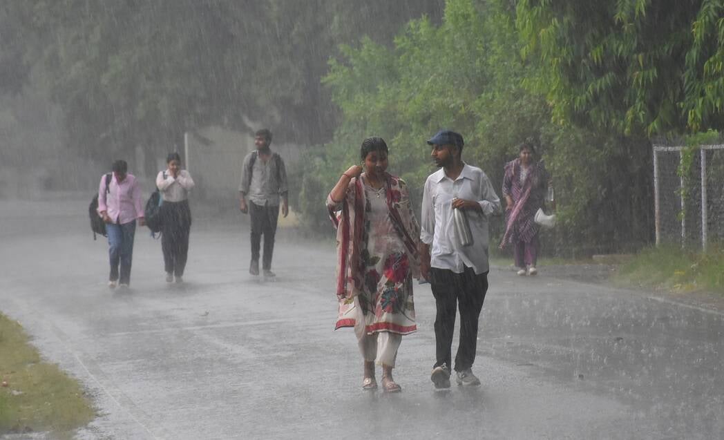 तस्वीरों में देखिए रविवार को राजधानी में आंधी, बारिश, जलभराव और मौज-मस्ती के नजारे। तस्वीरों में देखिए रविवार को राजधानी में आंधी, बारिश, जलभराव और मौज-मस्ती के नजारे।