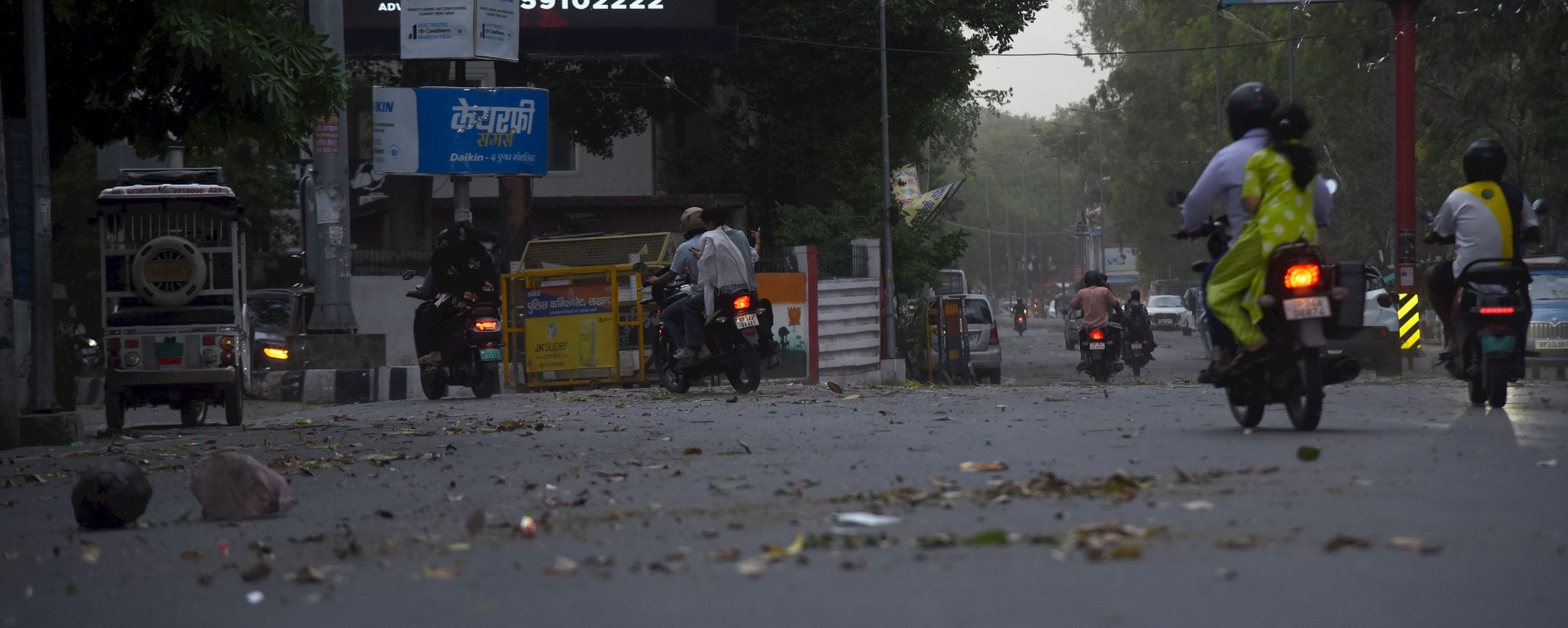 तस्वीरों में देखिए रविवार को राजधानी में आंधी, बारिश, जलभराव और मौज-मस्ती के नजारे। तस्वीरों में देखिए रविवार को राजधानी में आंधी, बारिश, जलभराव और मौज-मस्ती के नजारे।