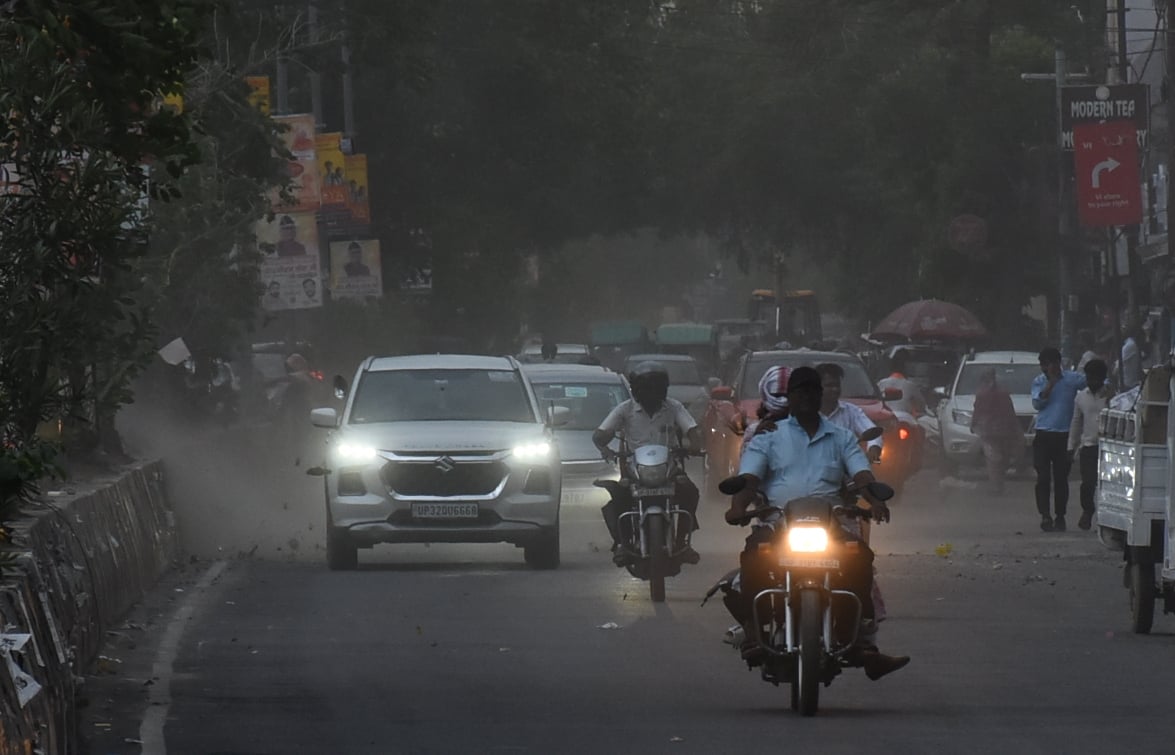 तस्वीरों में देखिए रविवार को राजधानी में आंधी, बारिश, जलभराव और मौज-मस्ती के नजारे। तस्वीरों में देखिए रविवार को राजधानी में आंधी, बारिश, जलभराव और मौज-मस्ती के नजारे।