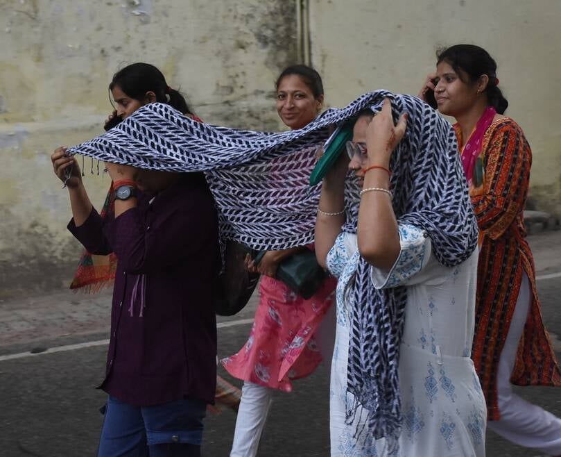 तस्वीरों में देखिए रविवार को राजधानी में आंधी, बारिश, जलभराव और मौज-मस्ती के नजारे। तस्वीरों में देखिए रविवार को राजधानी में आंधी, बारिश, जलभराव और मौज-मस्ती के नजारे।