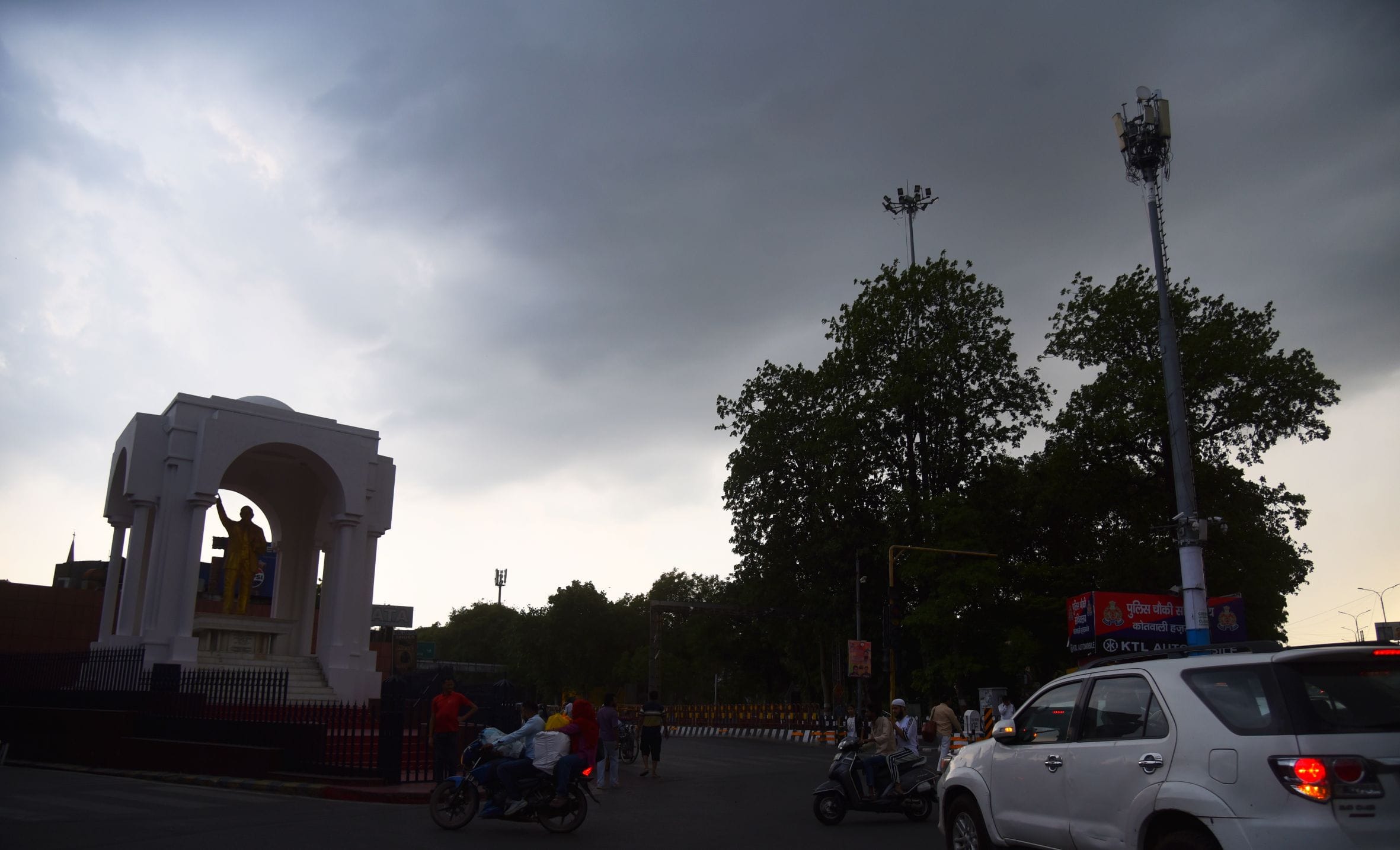 तस्वीरों में देखिए रविवार को राजधानी में आंधी, बारिश, जलभराव और मौज-मस्ती के नजारे। तस्वीरों में देखिए रविवार को राजधानी में आंधी, बारिश, जलभराव और मौज-मस्ती के नजारे।