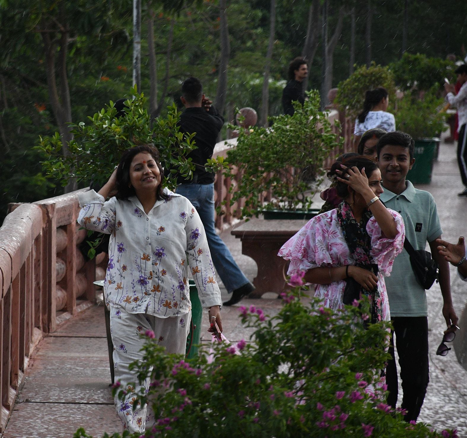 तस्वीरों में देखिए रविवार को राजधानी में आंधी, बारिश, जलभराव और मौज-मस्ती के नजारे। तस्वीरों में देखिए रविवार को राजधानी में आंधी, बारिश, जलभराव और मौज-मस्ती के नजारे।