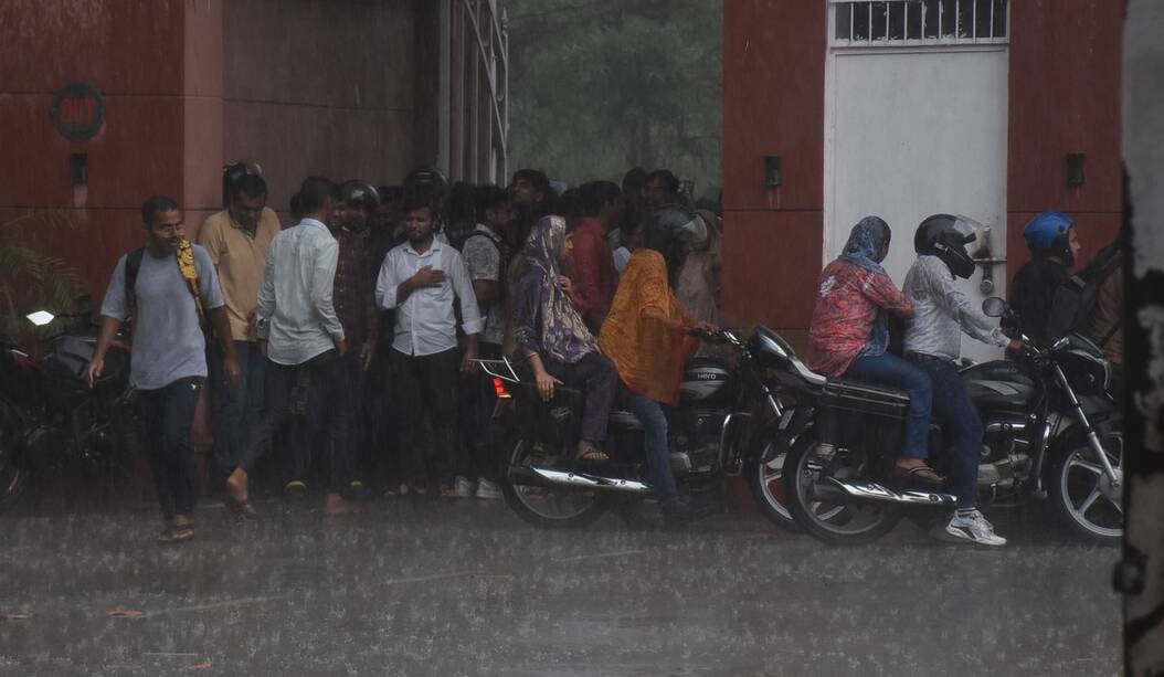 तस्वीरों में देखिए रविवार को राजधानी में आंधी, बारिश, जलभराव और मौज-मस्ती के नजारे। तस्वीरों में देखिए रविवार को राजधानी में आंधी, बारिश, जलभराव और मौज-मस्ती के नजारे।
